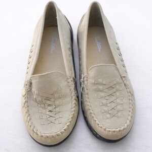 Tradition Beige Cream Loafers Womens Size 6m Like New Condition